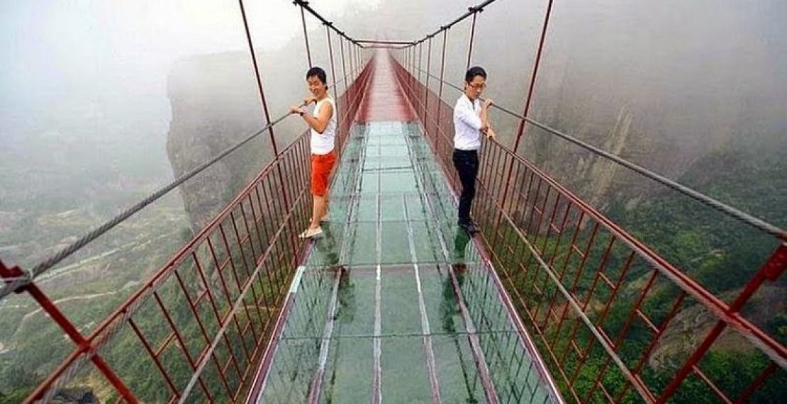 Przerażający szklany most w Chinach