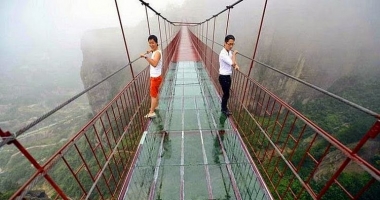 Przerażający szklany most w Chinach