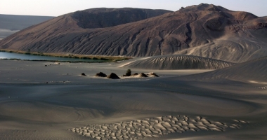 Waw an Namus - oaza w kraterze wulkanu