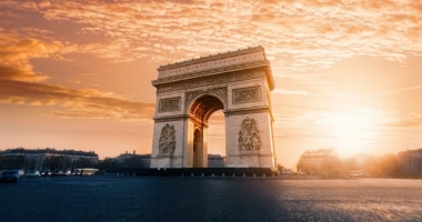 Łuk Triumfalny w Paryżu - symbol stolicy Francji