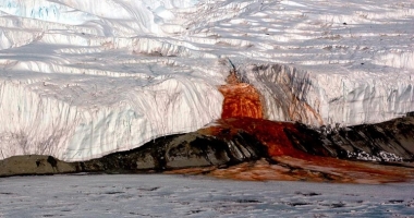 Krwawe wodospady na Antarktydzie