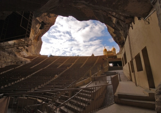 Niesamowity kościół ukryty w jaskini